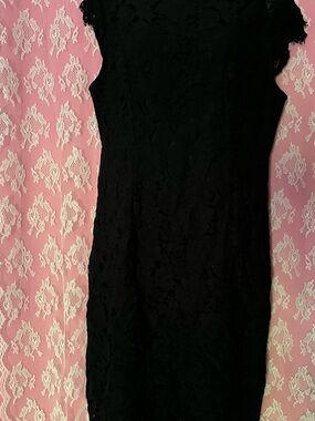 Elegant Black Lace Midi Dress with Cap Sleeves